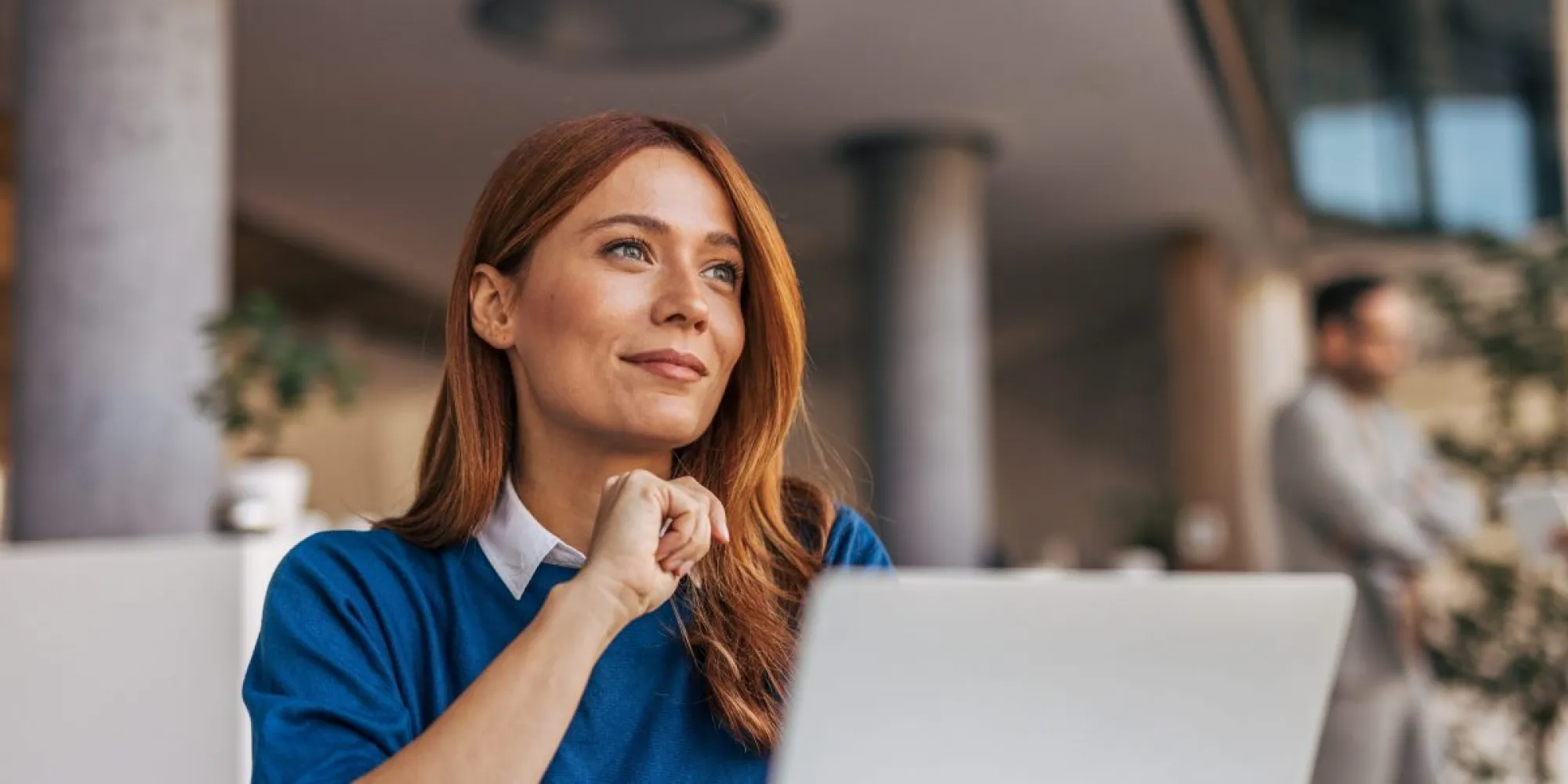 La IA impulsa despidos masivos en tecnología, pero aumenta salarios en otros sectores, según estudio