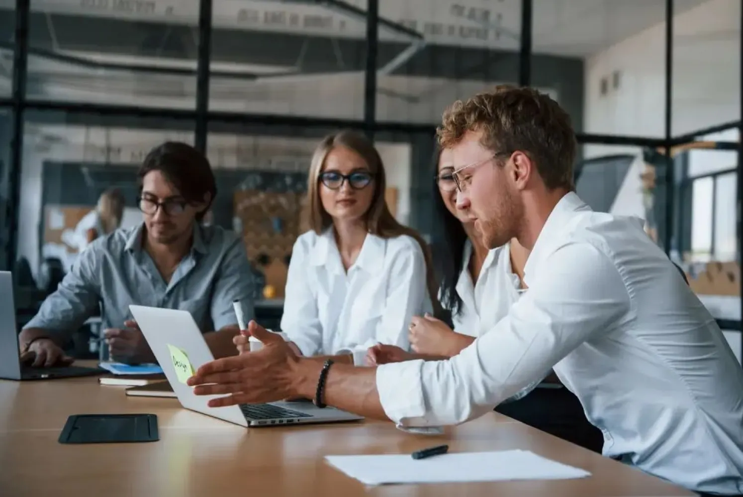 La Singularidad Humana vs IA: Nueva Ventaja Competitiva en Marketing Digital 2025