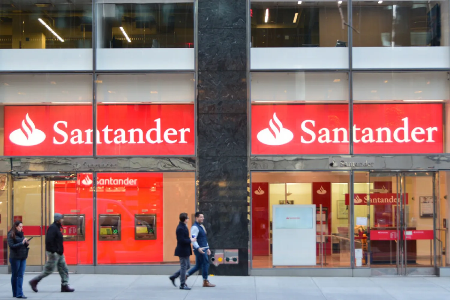 Santander se Alía con OpenAI: El Primer Banco Nativo en IA del Mundo